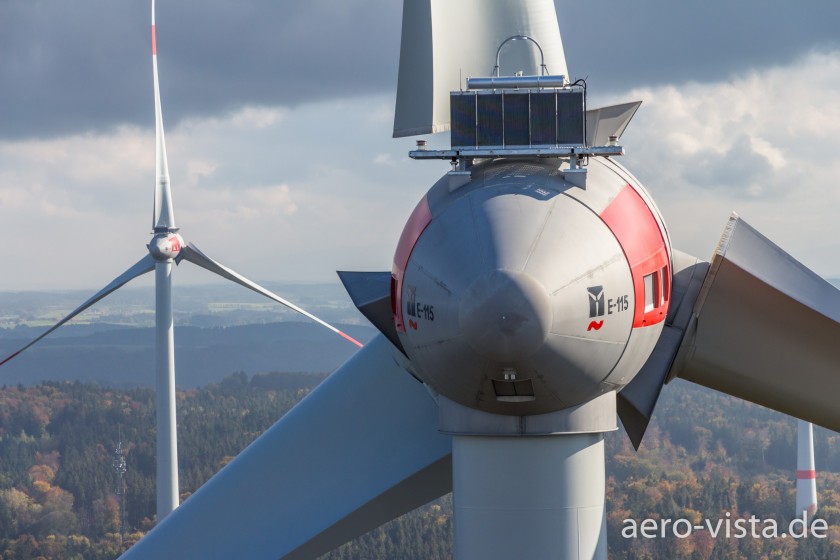 Luftaufnahme einer Windkraftanlage in Bayern