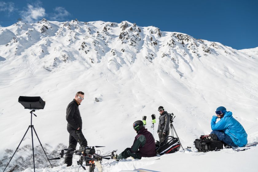 Sven und Oktokopter von Aerovista mit der Filmcrew von Characters on Skis im Zillertal